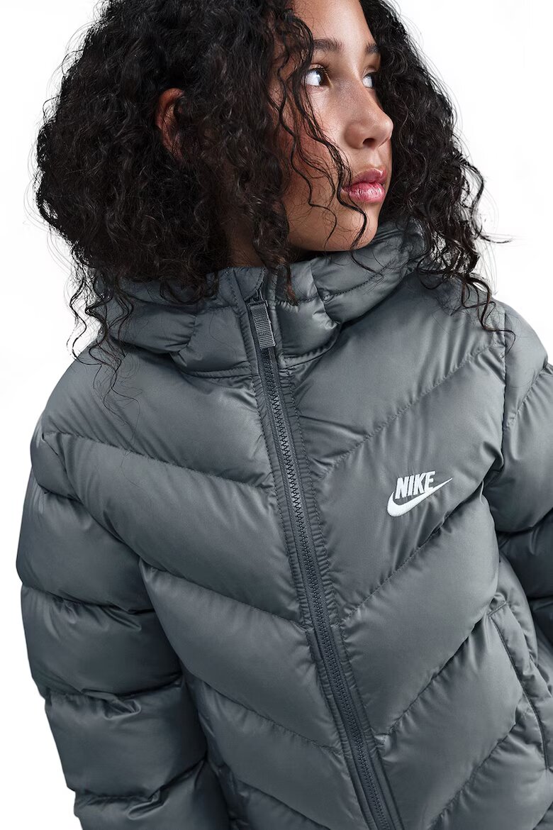 Nike Свободно подплатено зимно яке с лого Пепеляво сиво