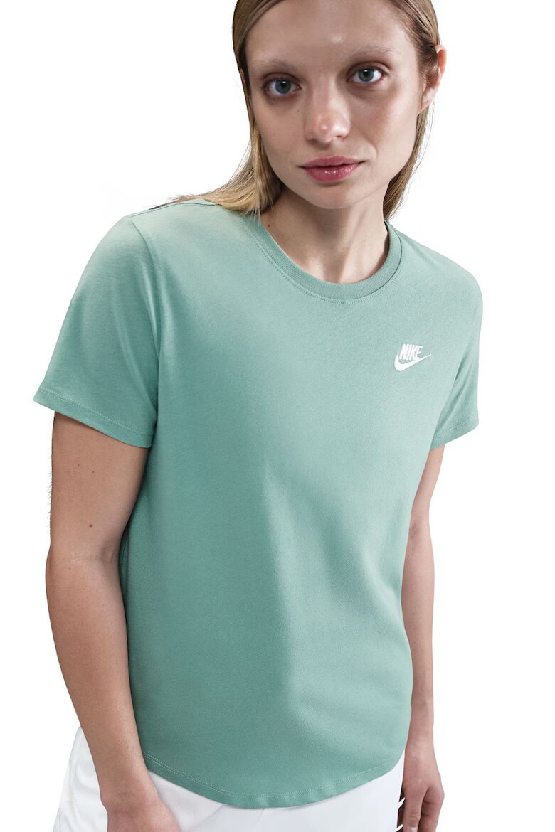 Nike Тениска Sportswear Club Essentials с овално деколте Бял/Светлозелен