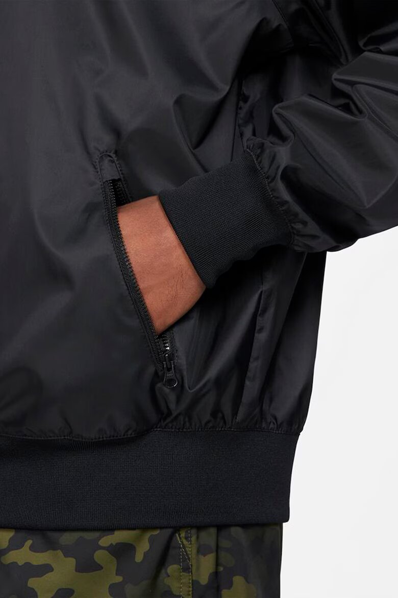 Nike Яке Windrunner с качулка и контрасти Черен
