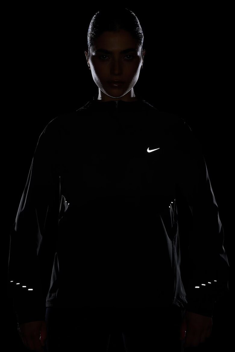 Nike Яке за бягане Swift с качулка Черен