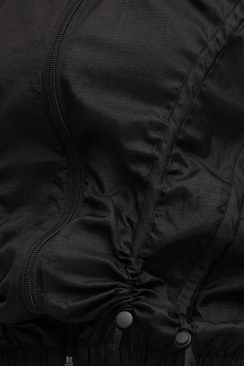 Puma Уголемено яке Dare To с цип и регулиращ се подгъв Черен
