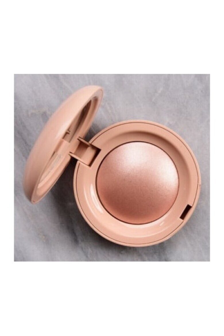Rare Beauty Прахообразен хайлайтър Positive Light Silky Touch Highlighter Mesmerize 28 g
