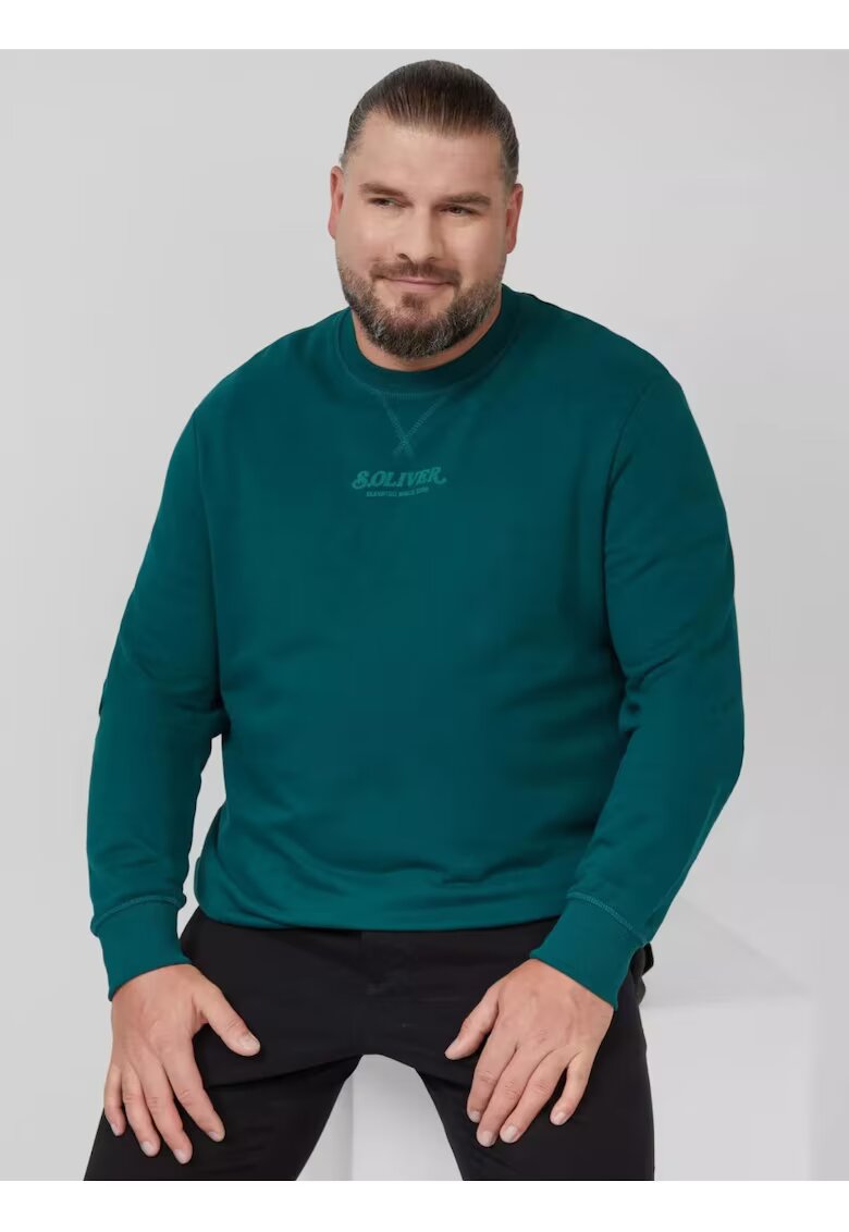 sOliver Големи размери Мъжка блуза големи размери с кръгло деколте - лого - Regular Fit - Тъмнозелен