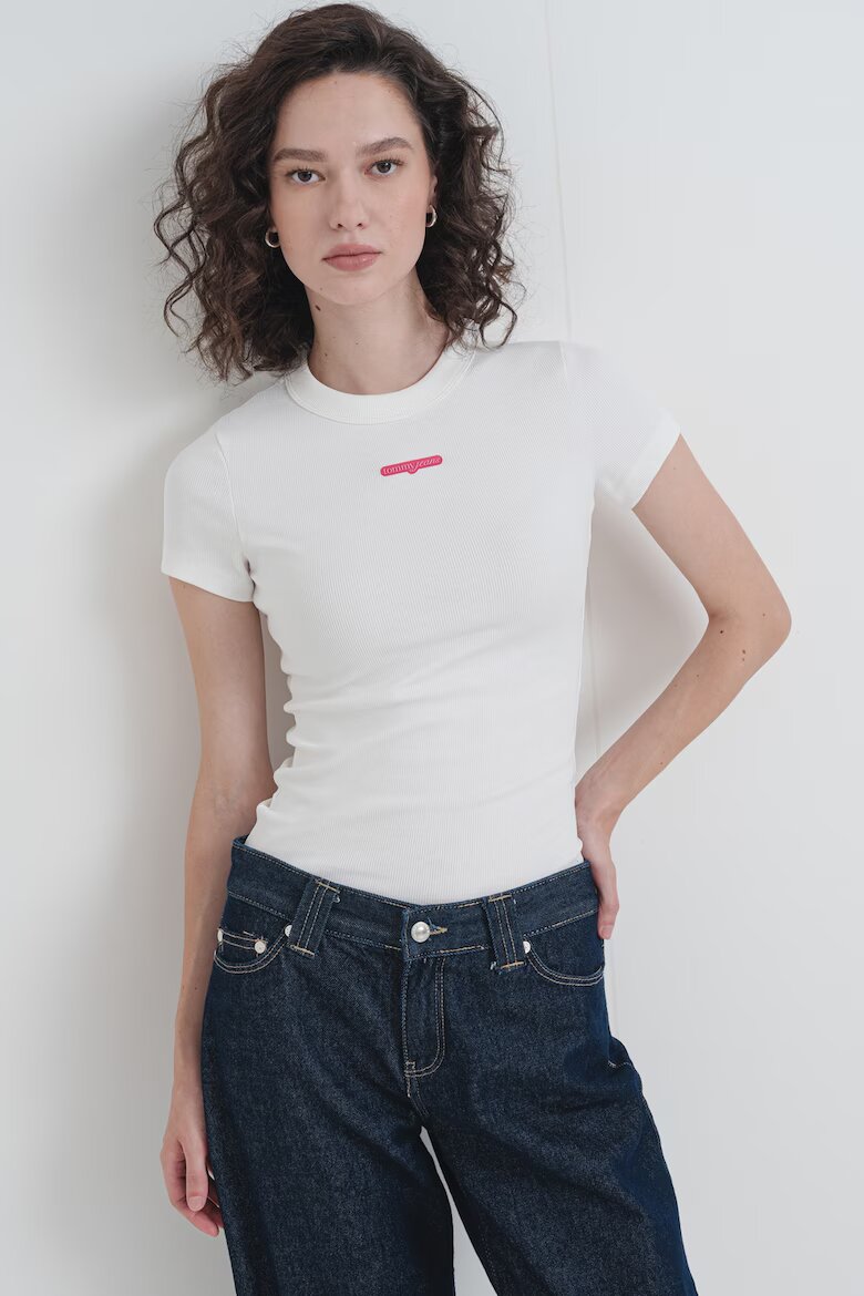 Tommy Jeans Рипсена слим тениска с овално деколте Бял