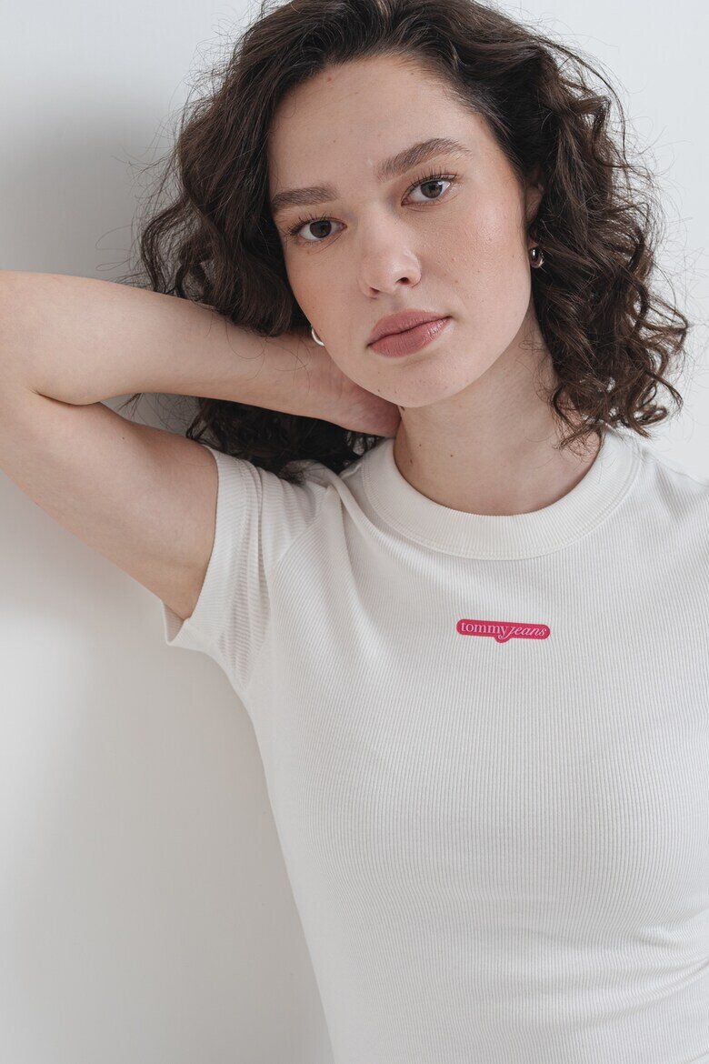 Tommy Jeans Рипсена слим тениска с овално деколте Бял