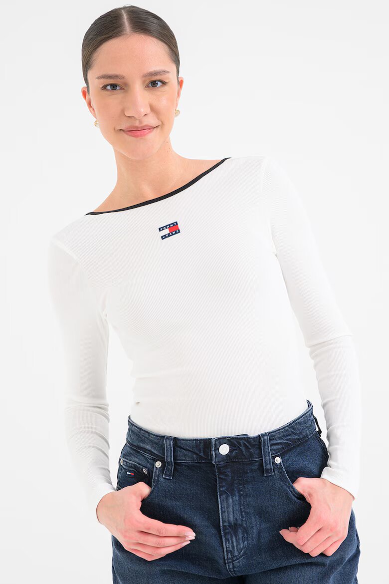 Tommy Jeans Слим блуза с деколте-лодка Бял