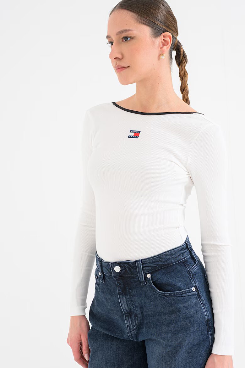 Tommy Jeans Слим блуза с деколте-лодка Бял