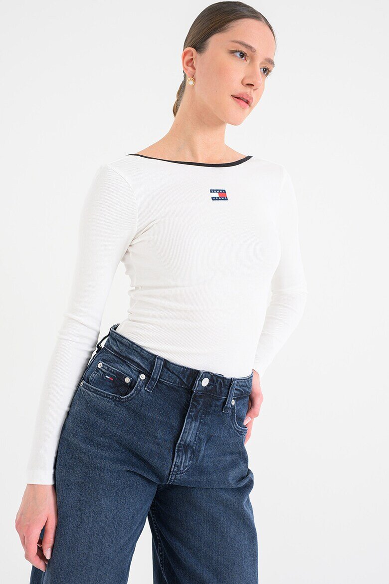 Tommy Jeans Слим блуза с деколте-лодка Бял
