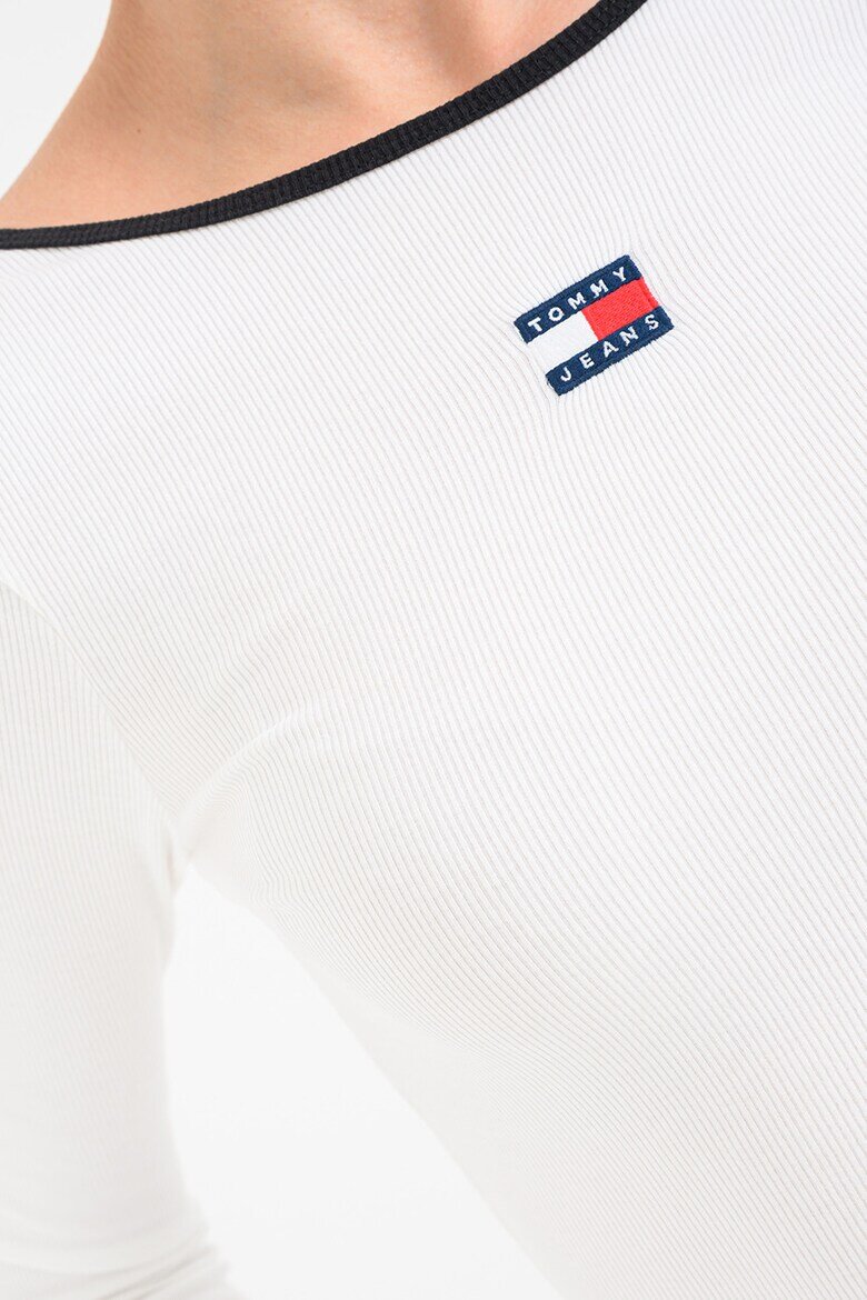 Tommy Jeans Слим блуза с деколте-лодка Бял