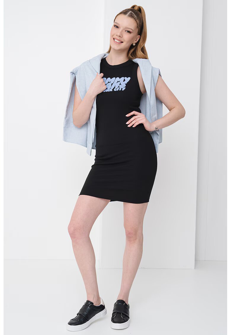 Tommy Jeans Вталена рокля с надпис