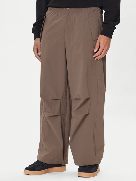 adidas Текстилни панталони Premium Essentials Utility Parachute JW1087 Кафяв Loose Fit