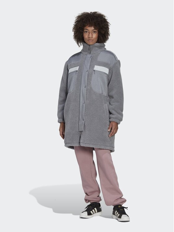 adidas Зимно яке Sherpa HK5256 Сив Relaxed Fit