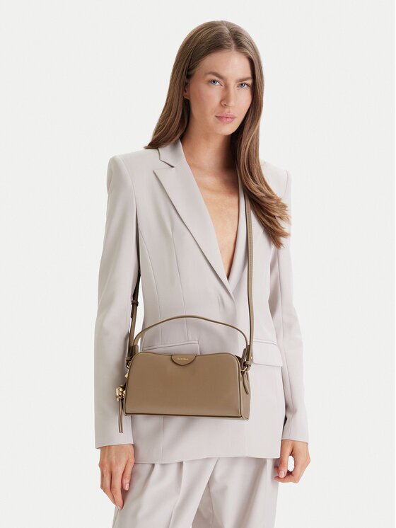 CALVIN KLEIN Дамска чанта Emblem Trio Top Handle Camera Ba LV04F3370G Бежов