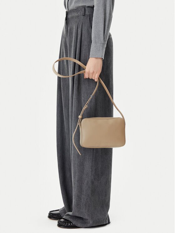 CALVIN KLEIN Дамска чанта Embossed Logo Camera Bag K60K612555 Тъмнобежов