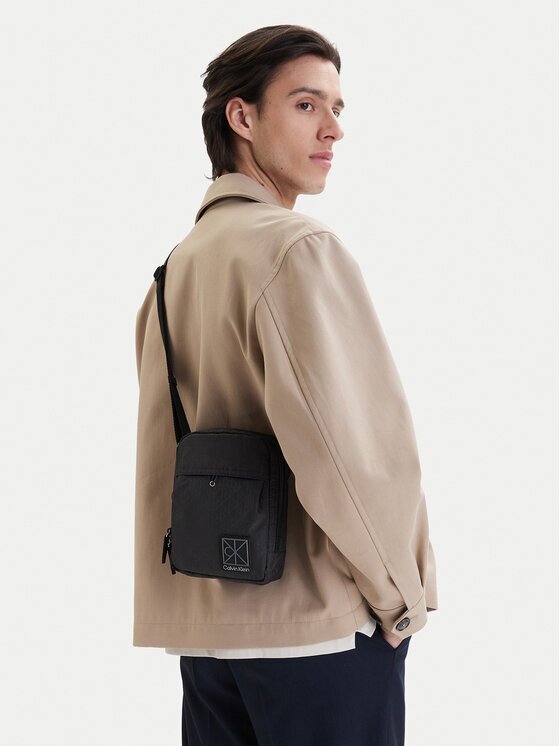 CALVIN KLEIN Мъжка чантичка Utility Emblem Reporter LV04D3303G Черен